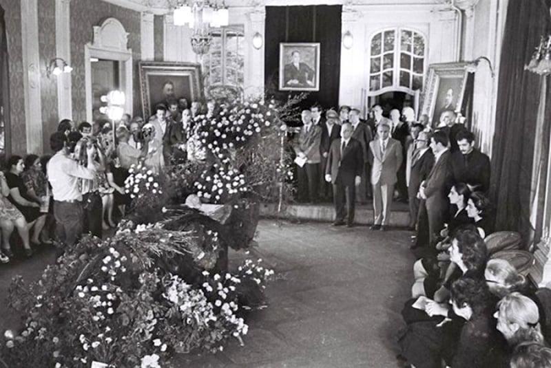 ორი პრეზიდენტი კონსტანტინე გამსახურდიას პანაშვიდზე: 50 წლის წინანდელი უნიკალური კადრის ისტორია - "როცა შევარდნაძე მოვიდა, ზვიადის მზერა შეუმჩნეველი არ ყოფილა"