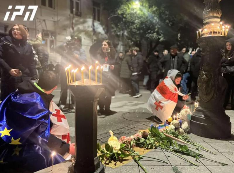 აჭარის მთავრობის სახლთან აქციის მონაწილეებს ყვავილები და სანთლები მიაქვთ