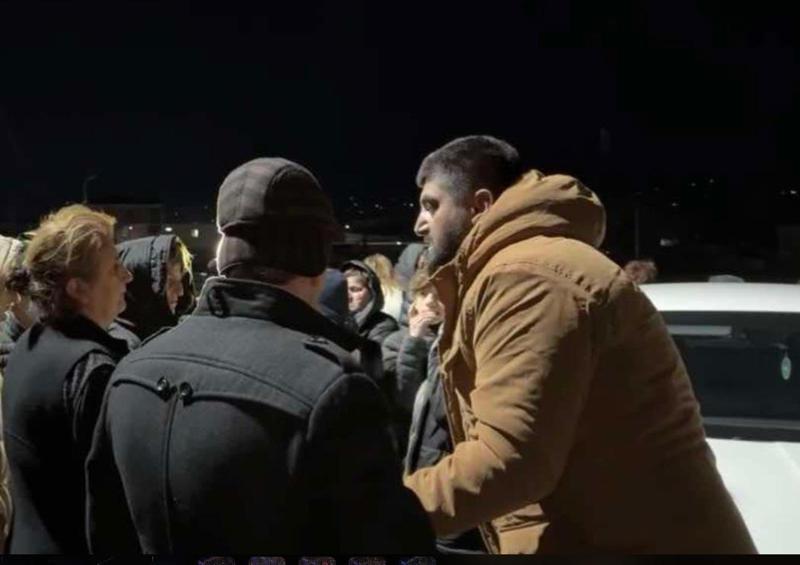 ტრაგედიის ადგილზე ადგილობრივი მთავრობის წევრებსა და მოქალაქეებს შორის სიტყვიერი შელაპარაკებაა