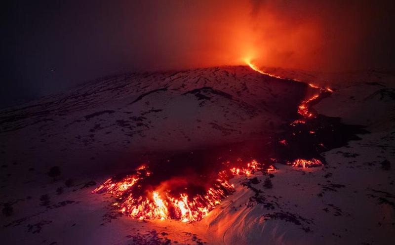 დღის ფოტო: სიცილიაში ვულკანი ეტნა გააქტიურდა