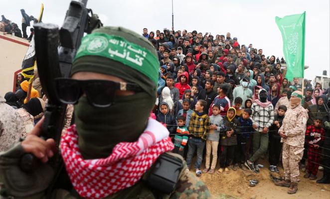 პალესტინელ ბავშვებს აყურებინებენ მოკლული მძევლების, მათ შორის 2 მცირეწლოვნის ცხედრის გადაცემას (ფოტოები)