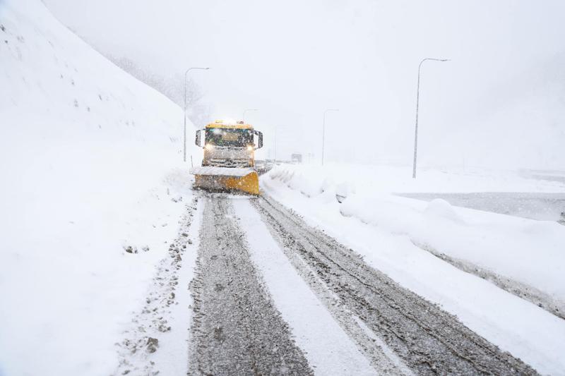 ძლიერი თოვა და დაბალი ტემპერატურა - რა ხდება გზებზე და სად არის შეზღუდული საავტომობილო მოძრაობა?
