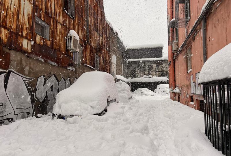 თვლით დაფარული მანქანები, მოყინული ქუჩები და ტროტუარები -  ფოტორეპორტაჟი ბათუმიდან