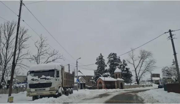 იმერეთის გუბერნატორის ინფორმაციით, ამ ეტაპზე 109 ერთეული ტექნიკით მიმდინარეობს თოვლის საფარისგან გზის გაწმენდის სამუშაოები