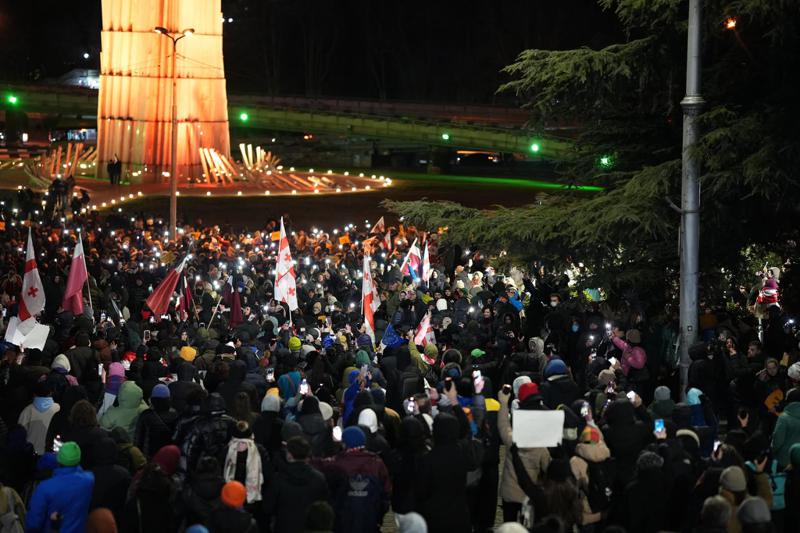 რა ვითარებაა გმირთა მოედანზე, სადაც რამდენიმე მარში გაერთიანდა - კოსტავას ქუჩისა და ვარაზისხევის მონაკვეთზე საავტომობილო მოძრაობა გადაკეტილია