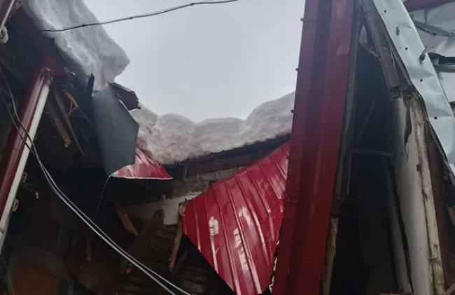 ბათუმში თოვლის შედეგად, სახლის ნაწილი დაინგრა: ნანგრევებში მოყოლილი 2 მოქალაქე მაშველებმა გამოიყვანეს - "აქ 4 ოჯახი ვცხოვრობთ, წასასვლელი არსად გვაქვს"