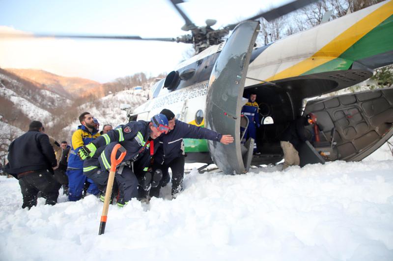 ფოტოები სოფელ სურებიდან - მაშველებმა ვერტმფრენით გადაიყვანეს პირი, რომელსაც სამედიცინო დახმარება ესაჭიროებოდა