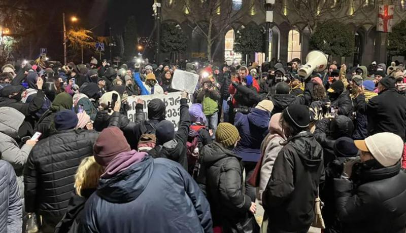 პარლამენტთან საპროტესტო აქცია განახლდა - პროტესტის მონაწილეებმა რუსთაველის გამზირი გადაკეტეს