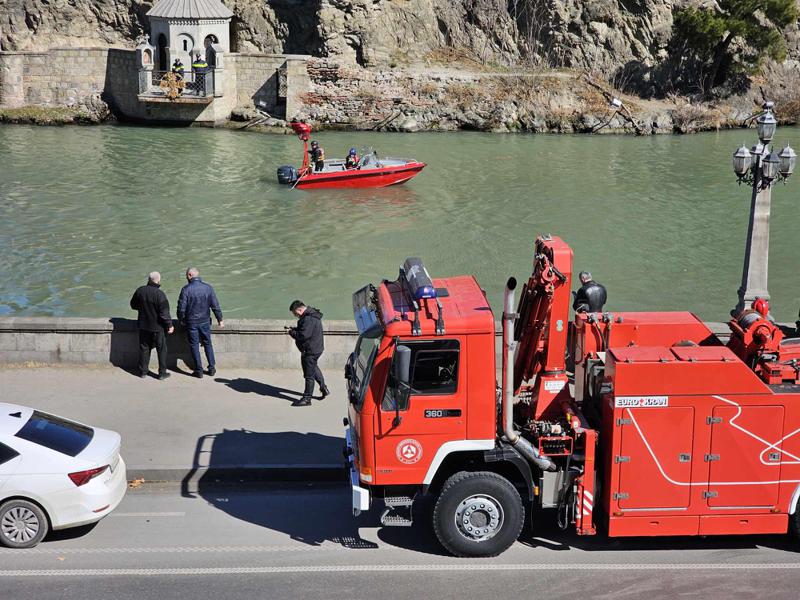 მტკვარში მანქანა გადავარდა, ადგილზე სამაშველო ღონისძიებები მიმდინარეობს (ფოტო/ვიდეო)