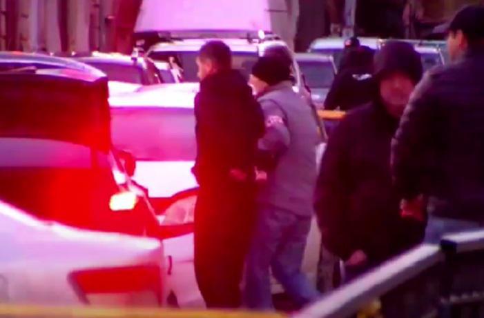 "ორმა პირმა გაქცევა სცადა და პოლიციის თანამშრომლებს ავტომობილით შეეჯახნენ, პოლიციამ განახორციელა გამაფრთხილებელი გასროლა" - რა მოხდა ნინოშვილის ქუჩაზე