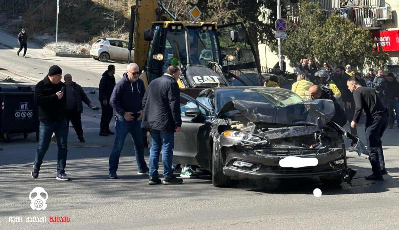 არსებული ინფორმაციით, თბილისში ტრაქტორი დაგორდა და ავტომობილებსა და მოქალაქეს დაეჯახა - რა დეტალებია ცნობილი ადგილიდან