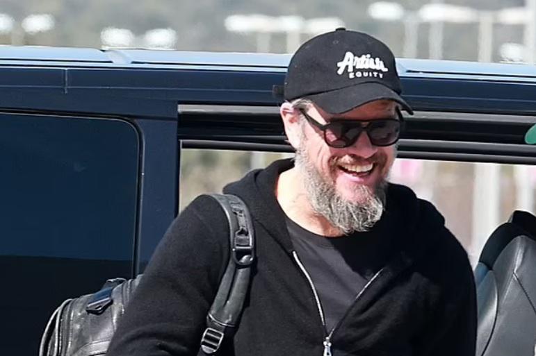 ჰოლივუდის ვარსკვლავი ფანებმა ვერ იცნეს - მედია უჩვეულო ფორმაში მყოფი ყველასთვის საყვარელი მსახიობის ფოტოებს აქვეყნებს