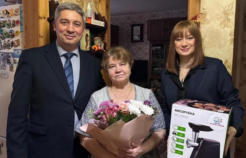 რუსეთში, დაღუპული ჯარისკაცების დედებს ხორცსაკეპი მანქანები აჩუქეს