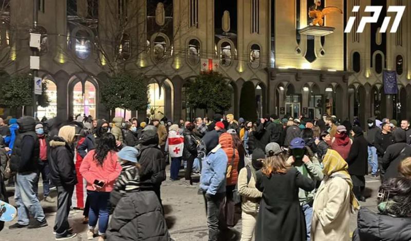 პარლამენტთან საპროტესტო აქცია განახლდა - რუსთაველის გამზირზე საავტომობილო მოძრაობა გადაკეტილია