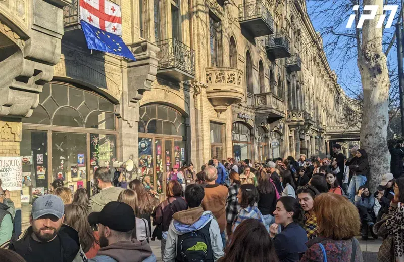 თეატრალურ უნივერსიტეტთან შეკრებილი სტუდენტები დაუმორჩილებლობის აქციას აანონსებენ