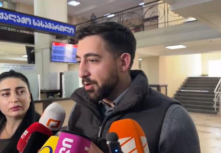 სასამართლოში, ბიზნესმენი ირაკლი პაპიაშვილი გაჩხრიკეს, პარალელურად ჩხრეკა ტარდება მის საცხოვრებელ სახლშიც