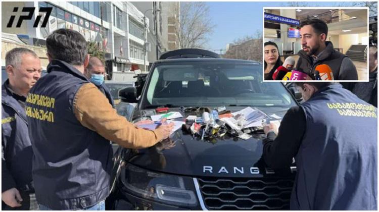 ბიზნესმენ ირაკლი პაპიაშვილის ავტომანქანის ჩხრეკის შედეგად, სამართალდამცველებმა პირადი ნივთების გარდა 5 ათასი დოლარი ამოიღეს