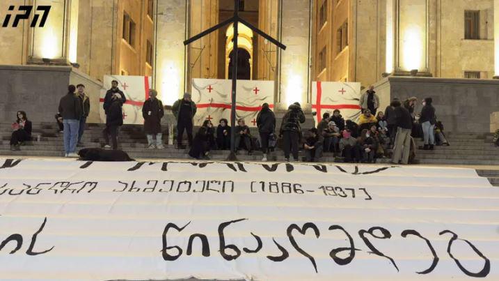 ხელოვნების სფეროს წარმომადგენლებმა პროტესტის ნიშნად ღამე საკანონმდებლო ორგანოსთან გაათენეს