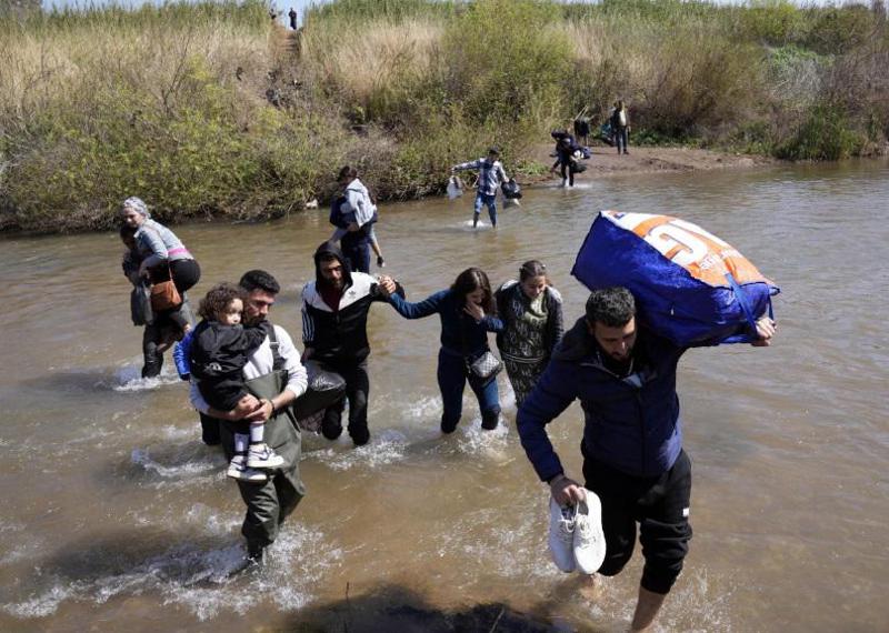დღის ფოტო: სირიელები საცხოვრებელს ტოვებენ და ურთულესი გზით ლიბანში გადადიან