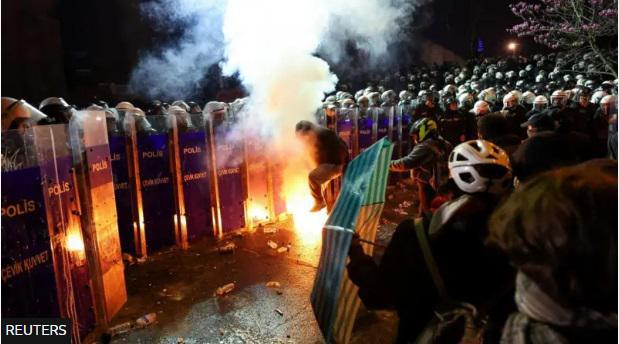 თურქეთში არეულობა გრძელდება: პროტესტანტების წინააღმდეგ “წიწაკის სპრეი“, ცრემლსადენი გაზი და რეზინის ტყვიები გამოიყენეს, იმამოღლუ კი ციხეში გადაიყვანეს - რა ხდება ცნობილი?