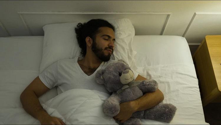 პლუშის სათამაშოებთან ერთად ძილი ზრდასრულებსაც შეუძლიათ - რა დაასკვნეს ექსპერტებმა