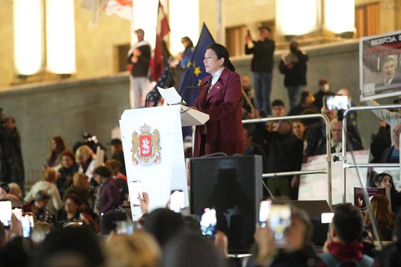 "ვიდრე ლეგიტიმურად არჩეული პარლამენტი ლეგიტიმურ მთავრობას არ ჩამოაყალიბებს და არ აირჩევს ლეგიტიმურ პრეზიდენტს, ჩემი ფიცის ერთგული ვრჩები, ვემსახურო ქვეყანას, დავიცვა კონსტიტუცია, ქართველი ხალხის ნება და ინტერესი" - სალომე ზურაბიშვილი