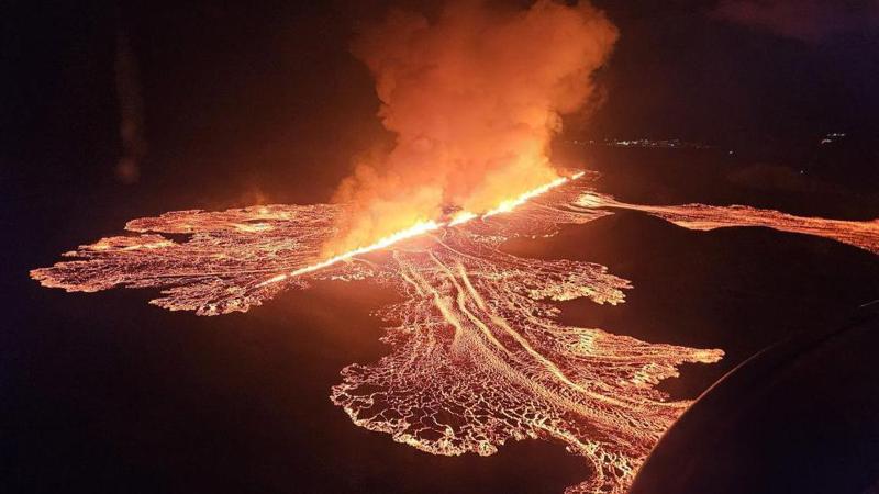 ევაკუირებული ქალაქი და საფრთხის გამო დახურული ყველაზე პოპულარული ტურისტული ადგილი - ფოტოები ისლანდიიდან, სადაც ვულკანი ამოიფრქვა