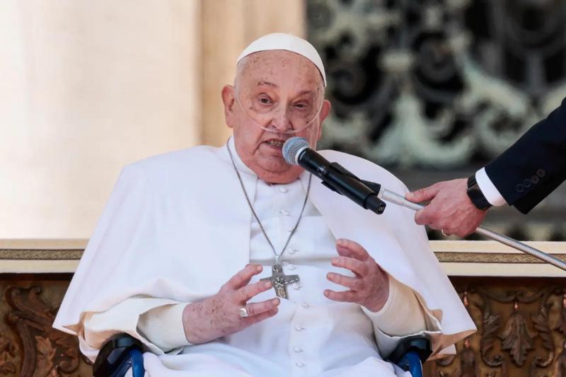 დიდხნიანი მკურნალობის შემდეგ, პაპი ფრანცისკე საკვირაო წირვაზე გამოჩნდა - პაპის პირველი მიმართვა და ვატიკანის ოფიციალური განცხადება: რას წერს მედია
