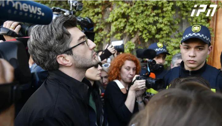 კულტურის სამინისტროს შენობასთან შეკრებილ ხელოვანებსა და მსახიობებს სამართალდამცავები შენობაში შესვლის უფლებას არ აძლევენ