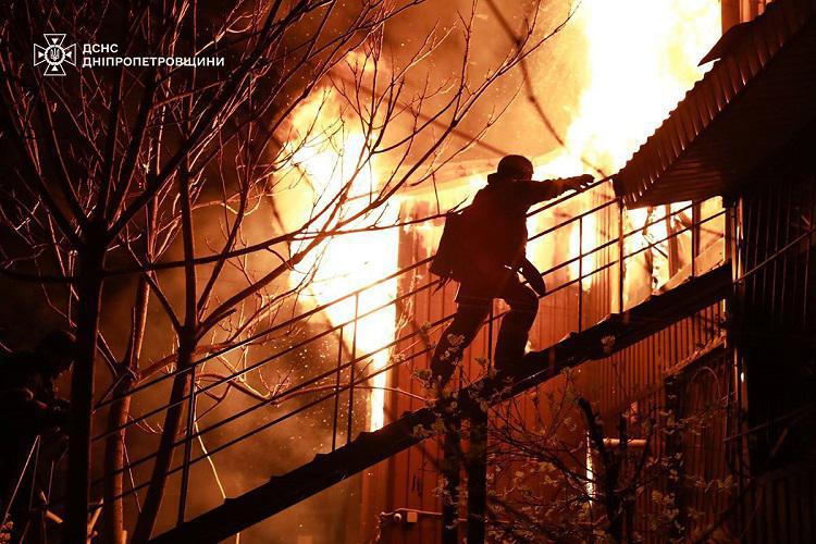 30 დაშავებული, 5 დაღუპული, მათ შორის ბავშვები - ოკუპანტი დნიპროს დაესხა თავს: “20 წუთს განმავლობაში 10-ზე მეტი აფეთქების ხმა გაისმა“