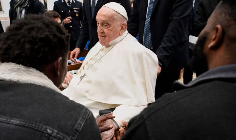 "ძლივს ვიცანი, ვინ იყო... უბრალო მომლოცველი მეგონა" - პაპი ფრანცისკე მძიმე ავადმყოფობის შემდეგ, დასვენების რეკომენდაციის მიუხედავად, საქმიანობას აგრძელებს