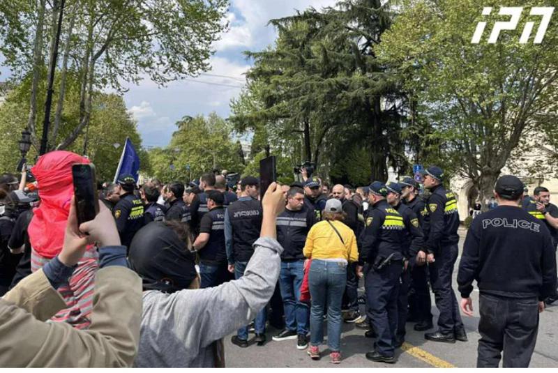 დაპირისპირება რუსთაველის გამზირზე, აქციის მონაწილეებსა და პოლიციას შორის - სავარაუდოდ, დააკავეს რამდენიმე პირი