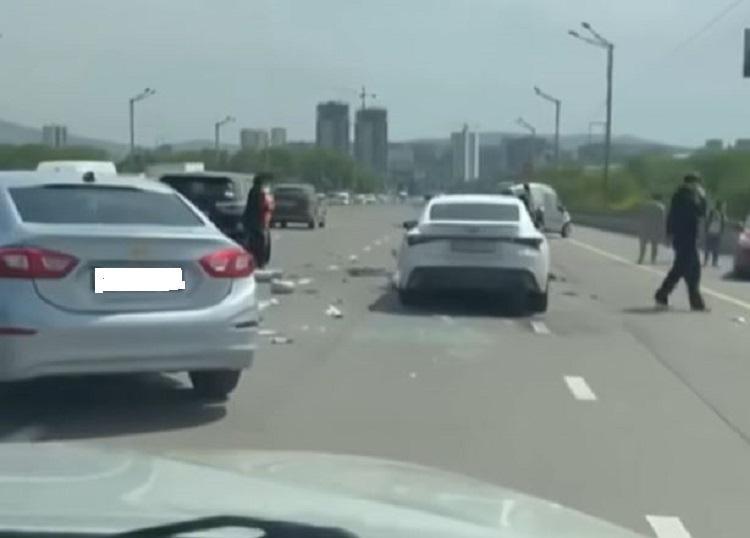 ავარია გლდანის ხიდზე, ერთმანეთს 4 ავტომობილი შეეჯახა - რას აცხადებენ შსს-ში