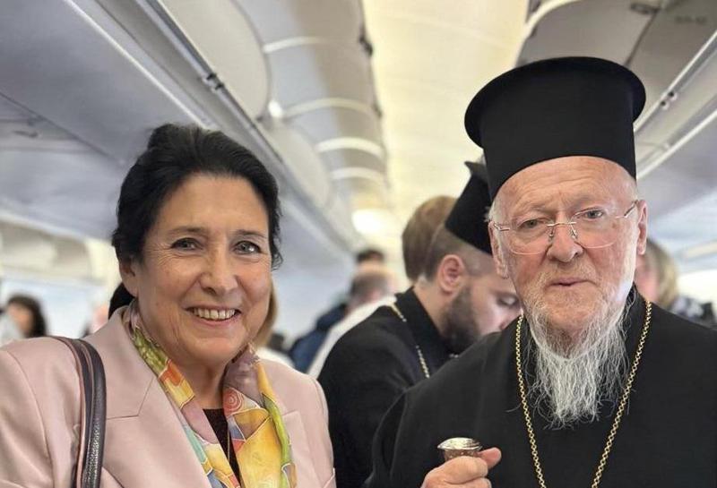 სალომე ზურაბიშვილი მსოფლიო პატრიარქ ბართლომესთან ერთად - საქართველოს მეხუთე პრეზიდენტი რომიდან ფოტოს აქვეყნებს