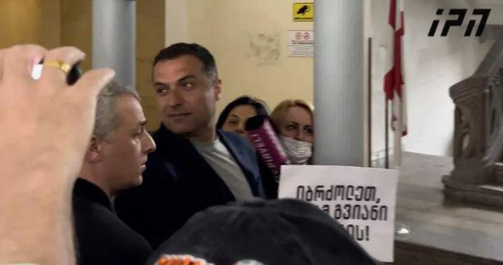 ხმაური ბათუმის საქალაქო სასამართლოში - მზია ამაღლობელის პროცესზე გრიგოლ ბესელია და ირაკლი დგებუაძე მივიდნენ