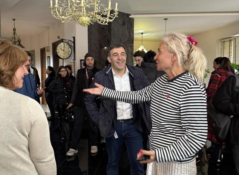 პროკურატურამ ნანუკა ჟორჟოლიანის საცხოვრებელი სახლის ჩხრეკა დაასრულა - პოლიციელების გასვლას კორპუსთან ხმაური მოჰყვა (ფოტოები)