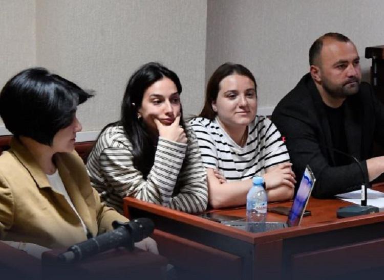 სასამართლომ “გირჩი - მეტი თავისუფლებისა“ და “ახალის“ პრესსამსახურის წარმომადგენლებს, ანა ყურაშვილისა და მირანდა ბაღათურიას 4000-4000-ლარიანი ჯარიმა შეუფარდა