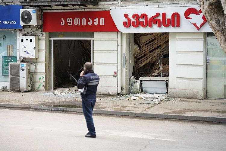 რა ხდება ამ დროისთვის დადიანის ქუჩაზე, სადაც სადაც მეორე სართულზე იატაკი ჩაინგრა (ფოტო/ვიდეო)