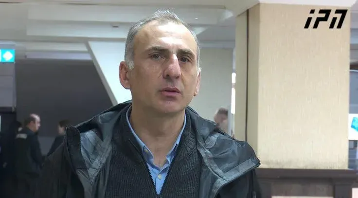 "ბაბაევის ირანელი მოწმე ამტკიცებს, პოლიტიკური ნიშნით აგინებდა ელისაშვილიო... ქართული არ იცის და რა იცოდა, პოლიტიკური ნიშნით ვაგინებდი თუ გეოპოლიტიკური?" - ელისაშვილი
