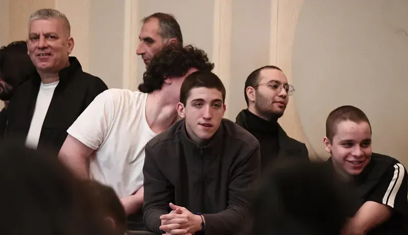 "ნახევარი საათი გეხვეწებოდით საპირფარეშოში შესვლას... ვიღაც, თქვენი თანამშრომელი ნეკნებში მაწვებოდა" - აქციებზე დაკავებული ირაკლი მიმინოშვილი პოლიციელს