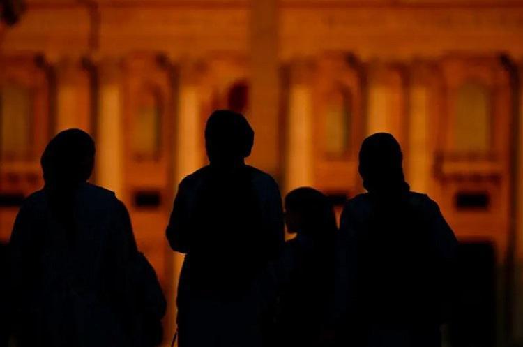 მსოფლიო თეთრი კვამლის მოლოდინში - ვატიკანში ყველაზე გასაიდუმლოებული პროცედურა დაიწყო: კარდინალები ახალი პაპის ასარჩევად ემზადებიან (ფოტო)