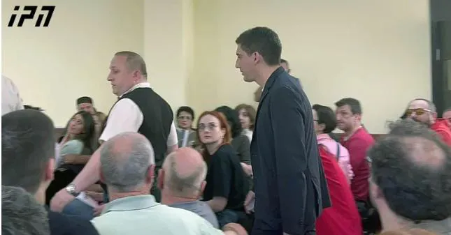 "დგებუაძე, ცრუ მოწმე ხარ“ - ხმაური ბათუმის საქალაქო სასამართლოსთან, სადაც მზია ამაღლობელის საქმეზე, აჭარის პოლიციის უფროსი იკითხება