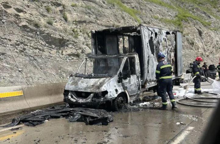 თბილისში, ამირეჯიბის ქუჩაზე, სატვირთო ავტომობილს ცეცხლი გაუჩნდა - შედეგად არავინ დაშავებულა