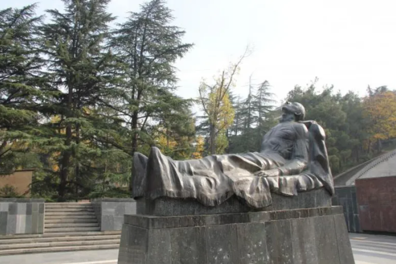 "22 წლის ბიჭია, მის სახელ-გვარს რა დამავიწყებს... ფიცი დავდეთ, რომ ვინაობა არასოდეს გამჟღავნდებოდა" - უცნობი ჯარისკაცის ისტორია, რომელიც ვაკის პარკში განისვენებს