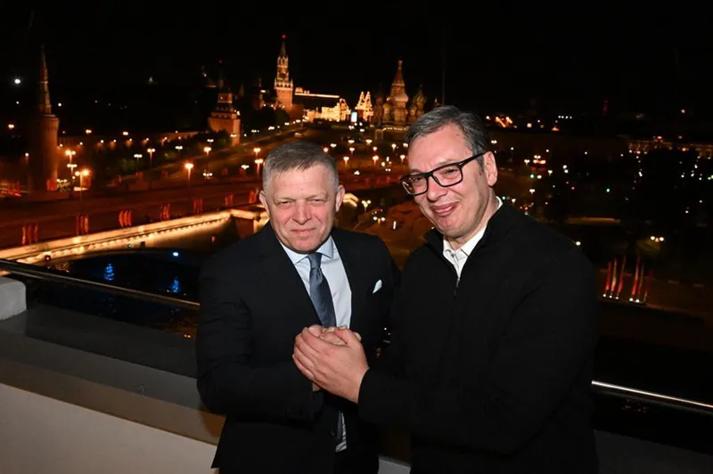 "მე პრეზიდენტ პუტინს მივეცი სიტყვა, რომ დღეს აქ ვიქნებოდი და სიტყვა შევასრულე" - ალექსანდრ ვუჩიჩი და რობერტ ფიცო კრემლის ფონზე პოზირებენ (ფოტოები)