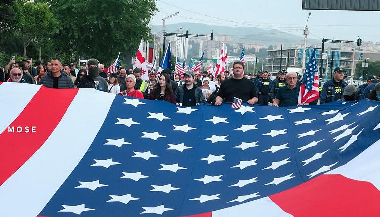 მსვლელობის მონაწილეები აშშ-ის საელჩოსთან მივიდნენ