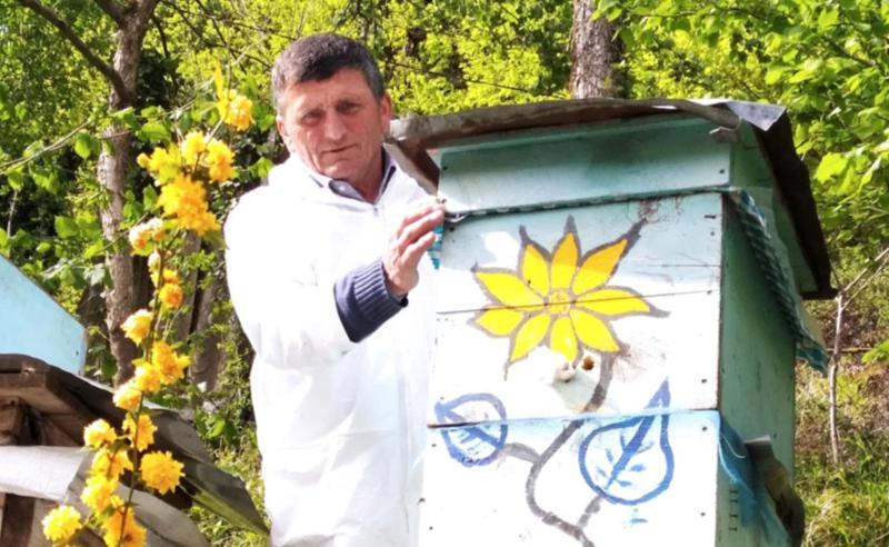 პროფესიით აფთიაქარი, რომელიც შუახევის სოფლის სკოლაში ასწავლის, თან სოფლის მეურნეობას ავითარებს და ექსპერიმენტებსაც არ ერიდება