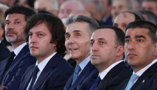 სანდრო თვალჭრელიძე: "ხელისუფლების წევრთა ოჯახის წევრები, შვილები ცხოვრობენ და სწავლობენ უცხოეთში, აი, როდესაც მათი ამ ქვეყნებიდან გამოძევება დადგება დღის წესრიგში, ვფიქრობ, მოეგებიან გონს"