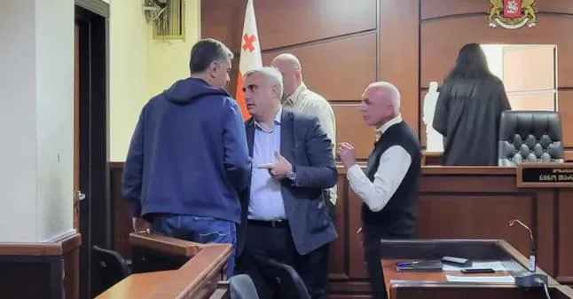 ირაკლი ოქრუაშვილი სხდომათა დარბაზშივე დააკავეს - "გირაოს არ გადავიხდი. ლითონის ჯვარიც კი არ გავიკეთე დღეს სპეციალურად, ციხეში როგორი ატრიბუტიკით არიან, ზუსტად ისე მოვედი"