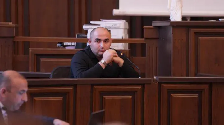 “ქვა მომხდა ტუჩზე და გამეხა, 6 ნაკერი მედო, საავადმყოფოში გადამიყვანეს...“ - ზვიად ცეცხლაძისა და კიდევ შვიდი პირის საქმეზე მოწმე პოლიციელი